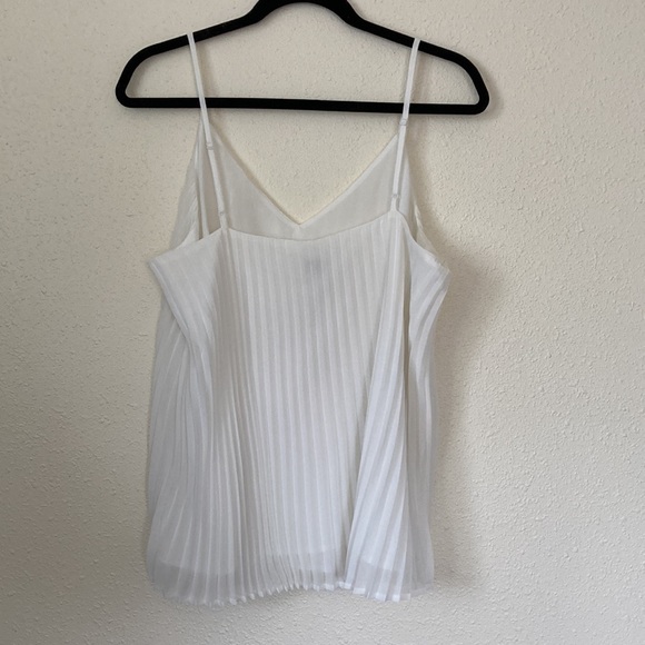 💥SALE💥 White Top - Picture 2 of 6